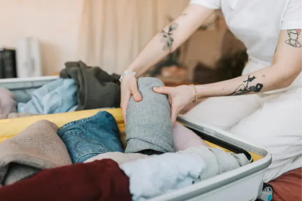 Mala organizada com itens essenciais para festivais de música.