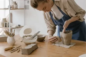 Artesã modelando cerâmica em um ateliê